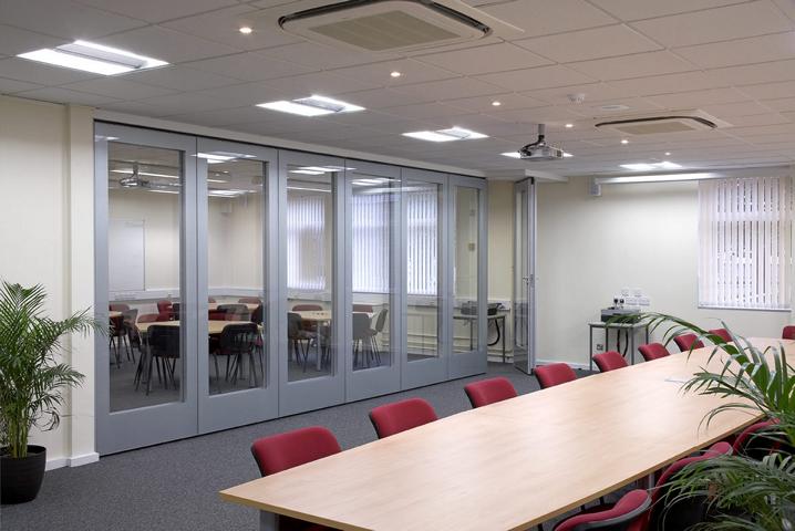 Glazed movable wall GS100 with full height pass door