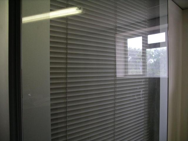 Glazed movable wall GS100 with integral venetian blind
