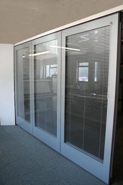 Glazed movable wall GS100 with integral venetian blinds