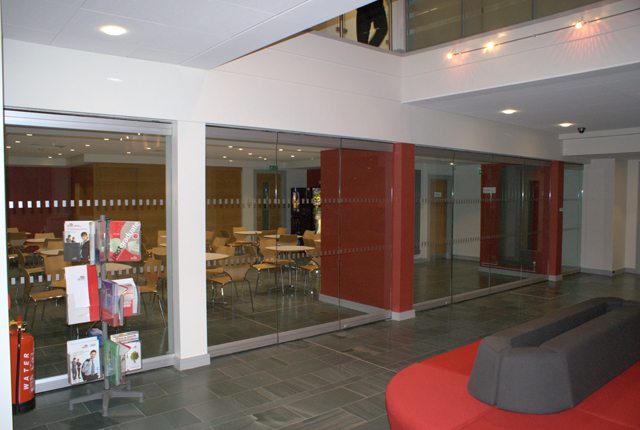 Glazed frameless movable wall