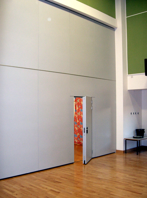Acoustic movable wall Type 110 with inset pass door