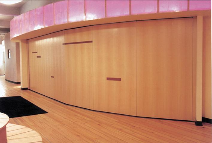 Acoustic movable wall Type 110C with mitres to form a curve