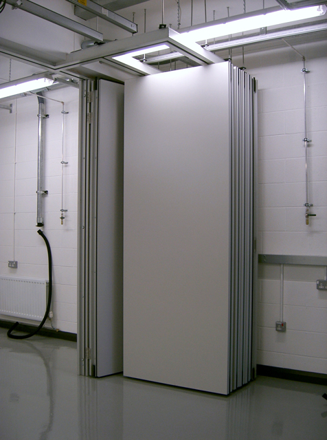 Acoustic movable wall Type 110C showing track suspension system