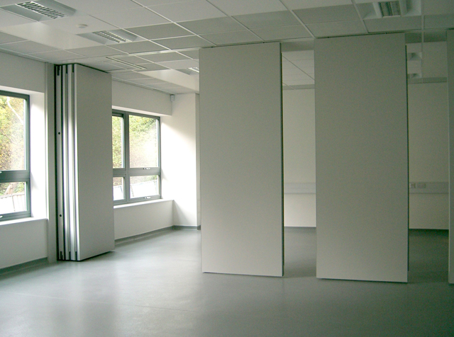 Acoustic movable wall Type 110C with offset stacking