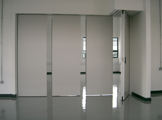Acoustic movable wall Type 110C with full height pass door