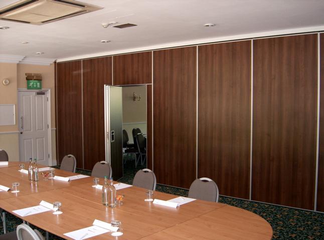 Acoustic Movable Wall Type 100 with inset pass door